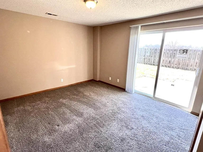 512 N Grove St — Photo 13