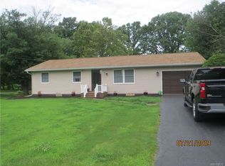 6469 Hope Ln, Lockport, NY 14094