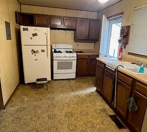 4th image of 2389 E 35th Ave