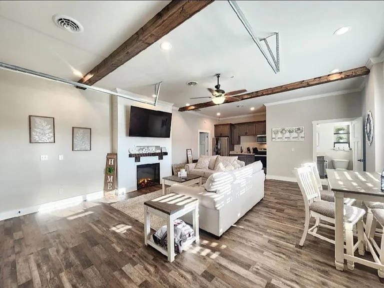 250 Horn Ln — Photo 2