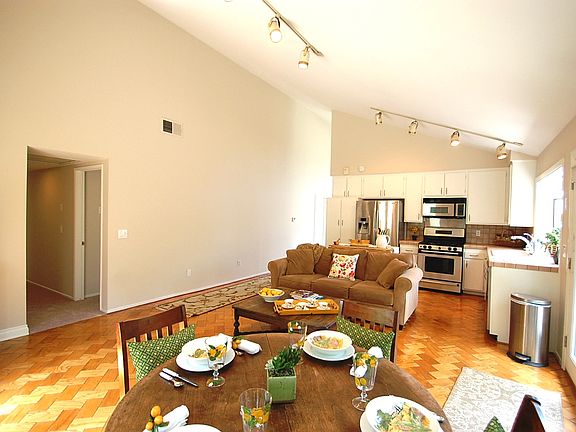 3rd image of 421 Santa Barbara Cir