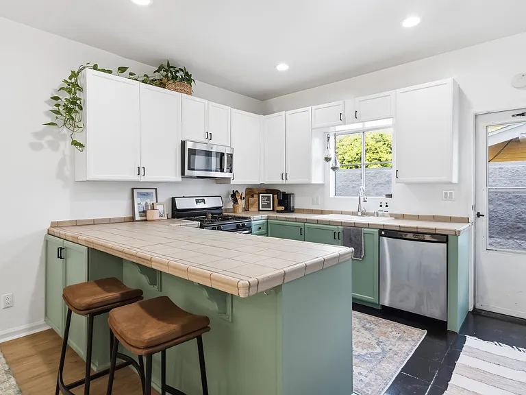 856 W Beach Ave — Photo 6