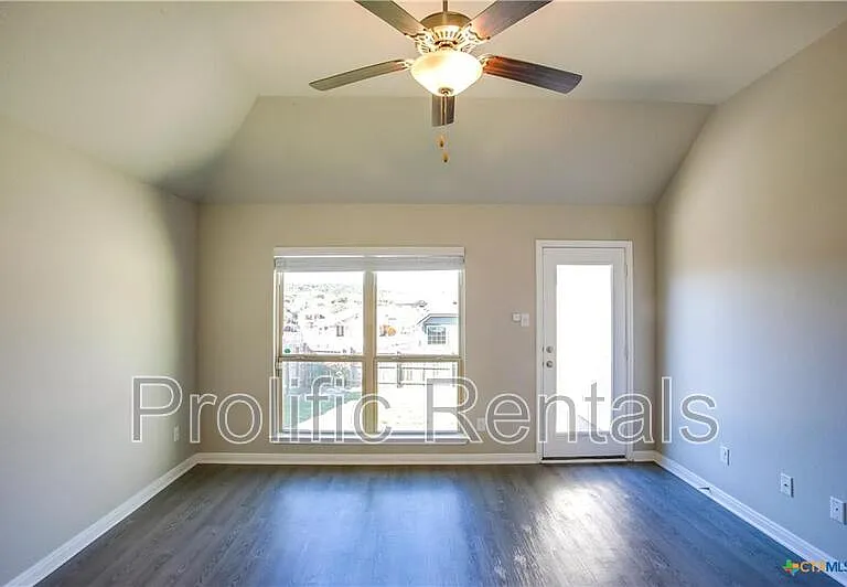 805 Stockdale Rd — Photo 4