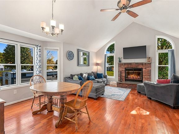 5th image of 32 Phyllis Ln