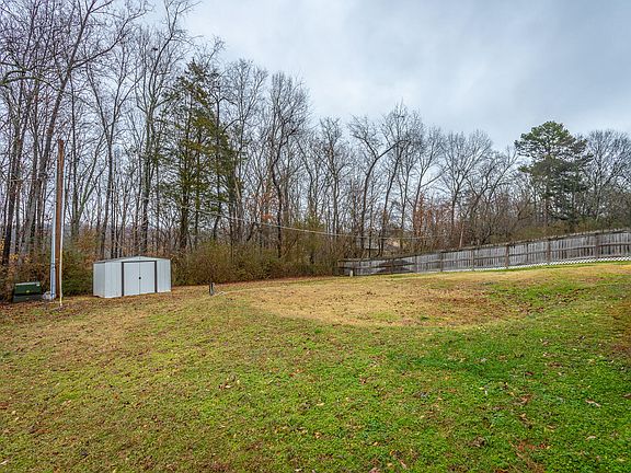 5th image of 1923 Bay Hill Dr