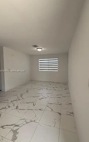 811 E 52nd St #102 — Photo 17