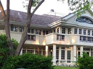 1260 Winwood Dr, Lake Forest, IL