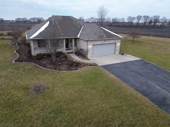 4724 S Skare Rd, Rochelle, IL 61068