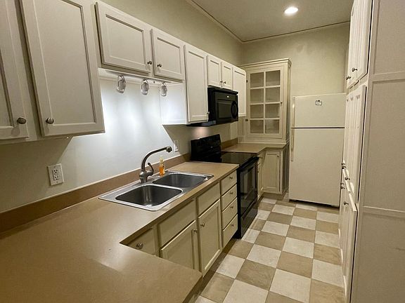 2nd image of 2253 Oak St #2