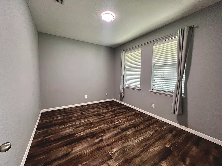 SPACIOUS AND BRIGHT OFFICE/4TH BEDROOM ON FIRST FLOOR