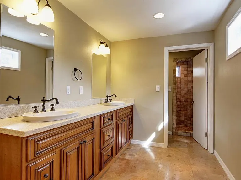 1421 Rogers St — Photo 15