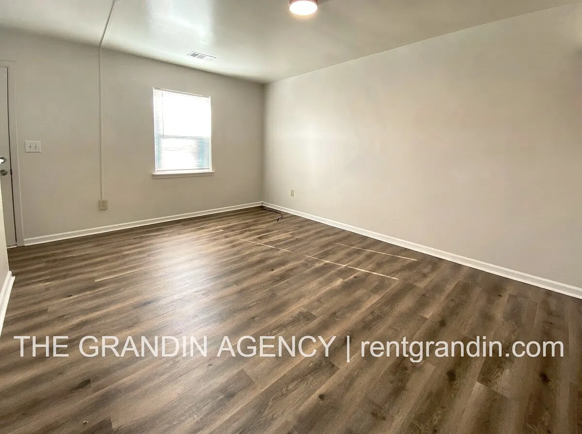 3123 Roundhill Avenue Northwest - 3125 — Photo 2