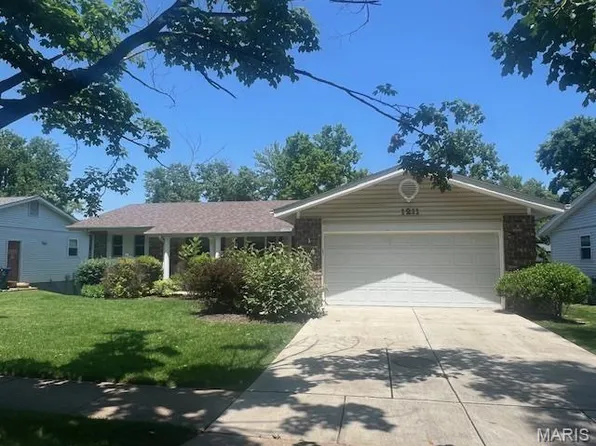 1211 Dorne Dr, Ballwin, MO 63021