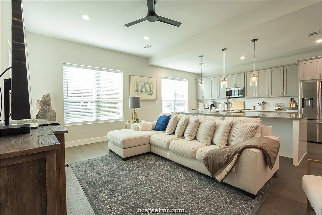 4 bed, 4.5 bath, 2453 sqft, $4,000 — Photo 4