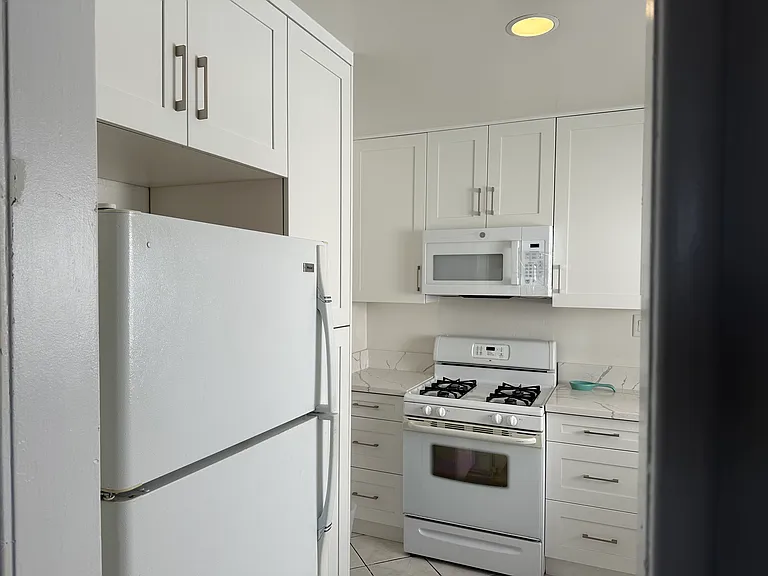 225 S Arnaz Dr #B — Photo 10