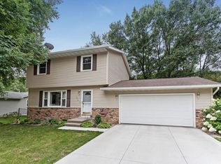1010 Westwood Dr NW, Cedar Rapids, IA 52405