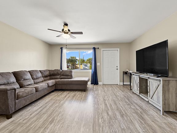 3rd image of 926 W Jasmine Drive