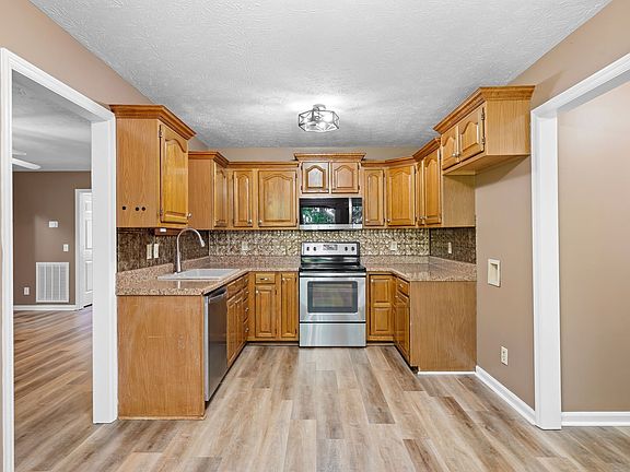 5th image of 208 Luther Ct