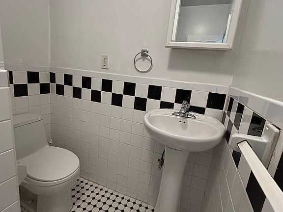 5th image of 17 Essex St APT 2