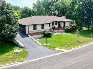 1S701 Eisenhower Rd, Oakbrook Ter, IL 60181