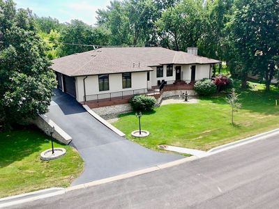 1S701 Eisenhower Rd, Oakbrook Ter, IL, 60181
