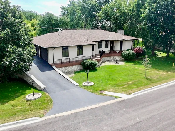 1S701 Eisenhower Rd, Oakbrook Ter, IL 60181