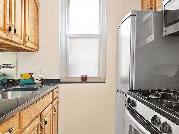 4th image of 320 E 35th St APT 6F