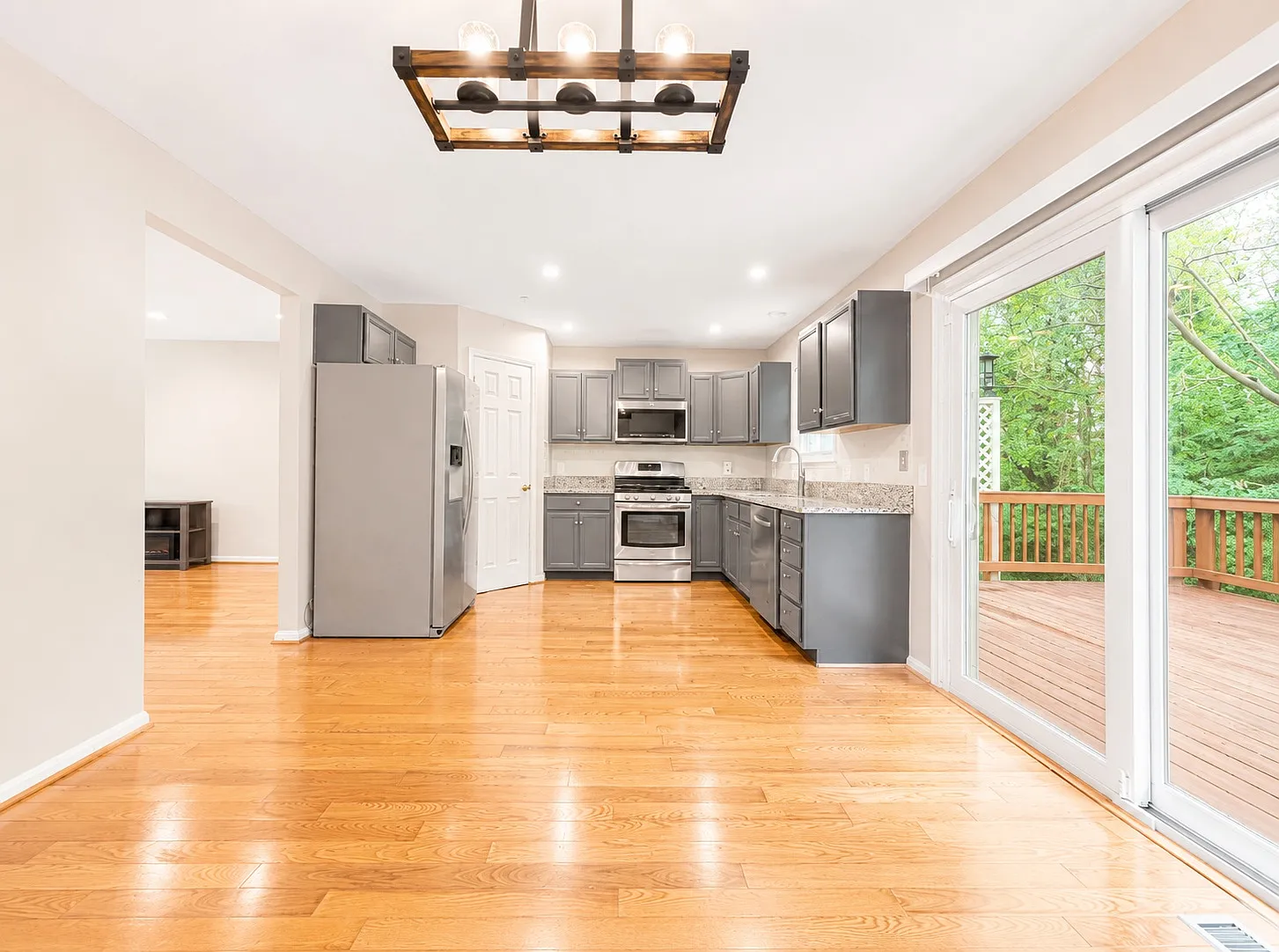 3 bed, 2.5 bath, 1820 sqft, $2,500 — Photo 4