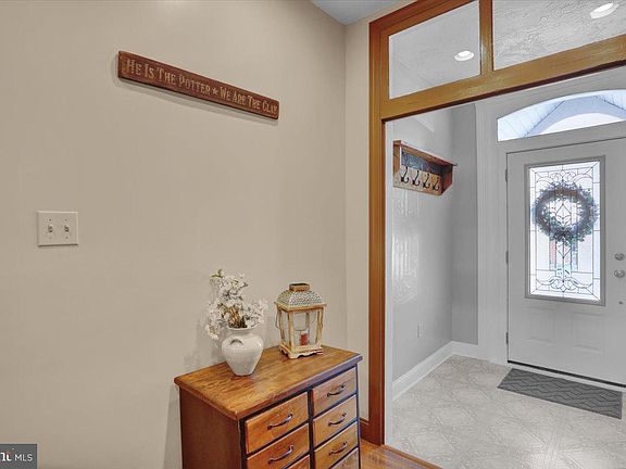 4th image of 204 E High St