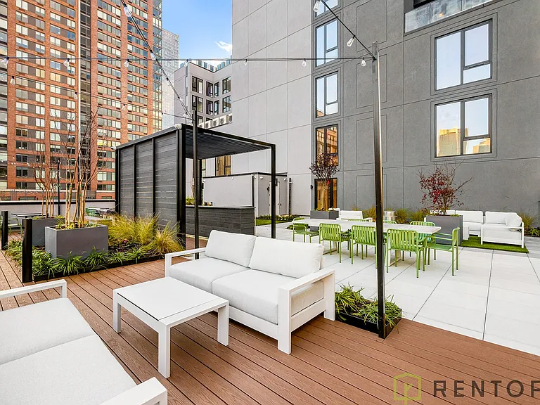 555 W 45th St #701D — Photo 20