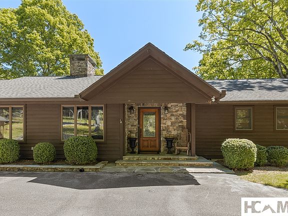 4th image of 240 Round Hill Road