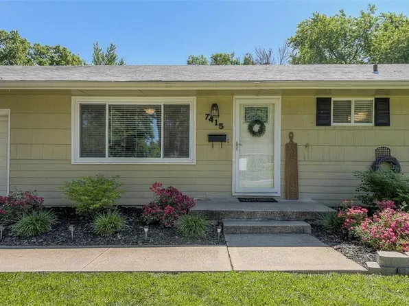 7415 Maple Ln, Overland Park, KS 66204