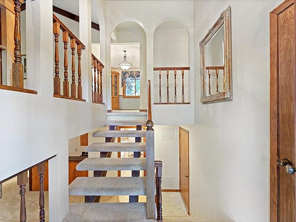 5th image of 15805 Crystal Ln