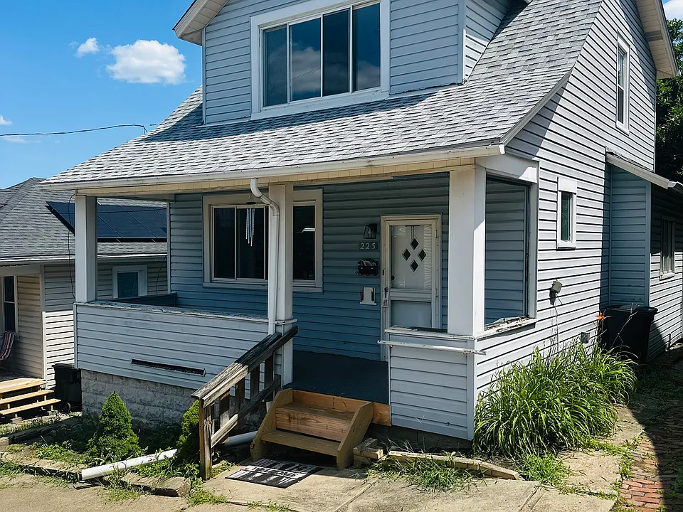 225 Laredo St
