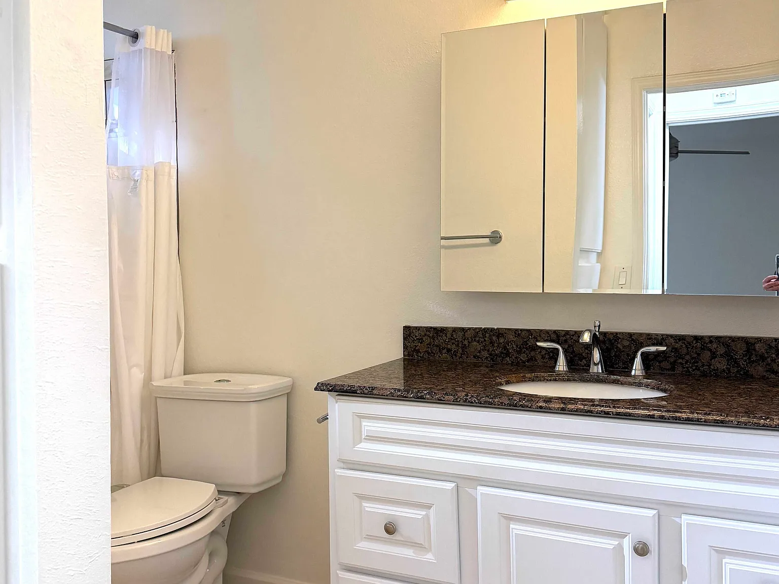 1 bed, 1.0 bath, 720 sqft, $2,200 — Photo 4