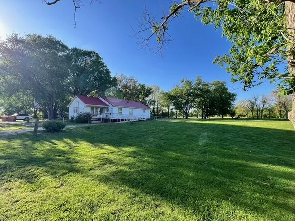 335 W Chestnut St, Cowden, IL 62422