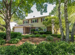 2S471 Seneca Dr, Wheaton, IL 60189