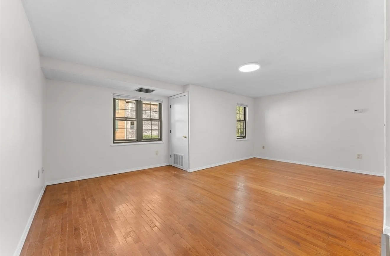 2 bed, 882 sqft, $2,700 — Photo 2