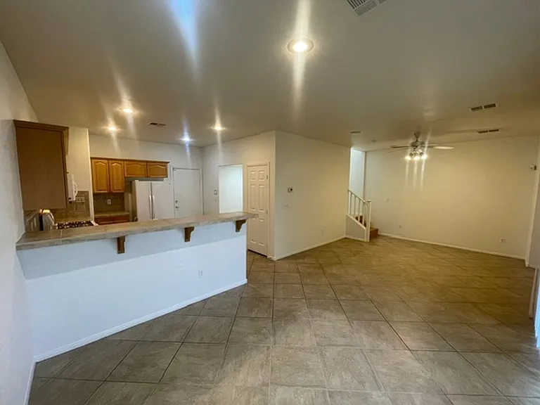 251 Queens Ct — Photo 9
