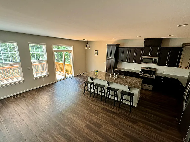 1025 Lathrop Ln — Photo 12