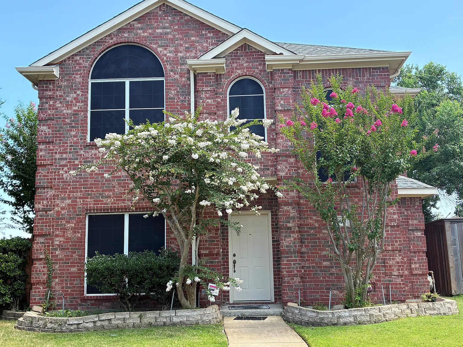 4 bed, 2.5 bath, 2410 sqft, $3,950 — Photo 2