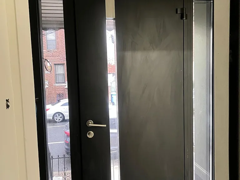 174 E 54th St #1A — Photo 1