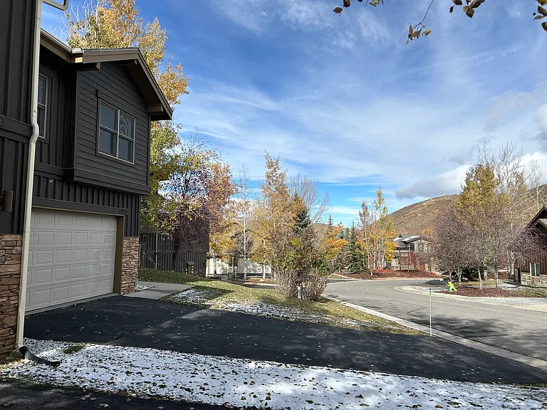 PIcture from the driveway of the neighborhood, very peaceful.