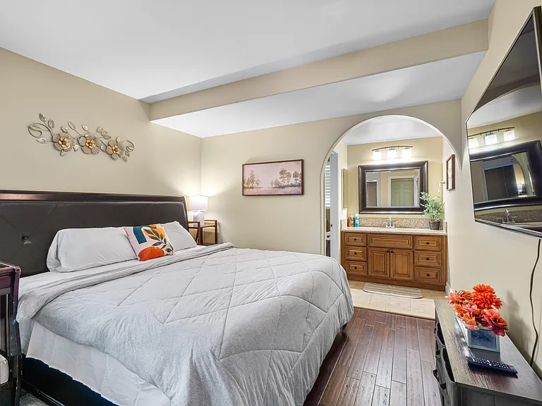Master bedroom with en-suite bathroom and a king bed, complete with fresh linen for your comfort.