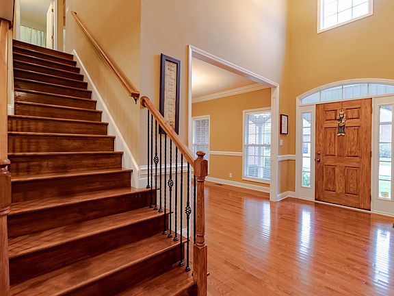 4th image of 1105 Pavilion Way