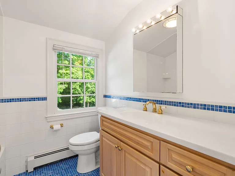 82 Allen Ave — Photo 17