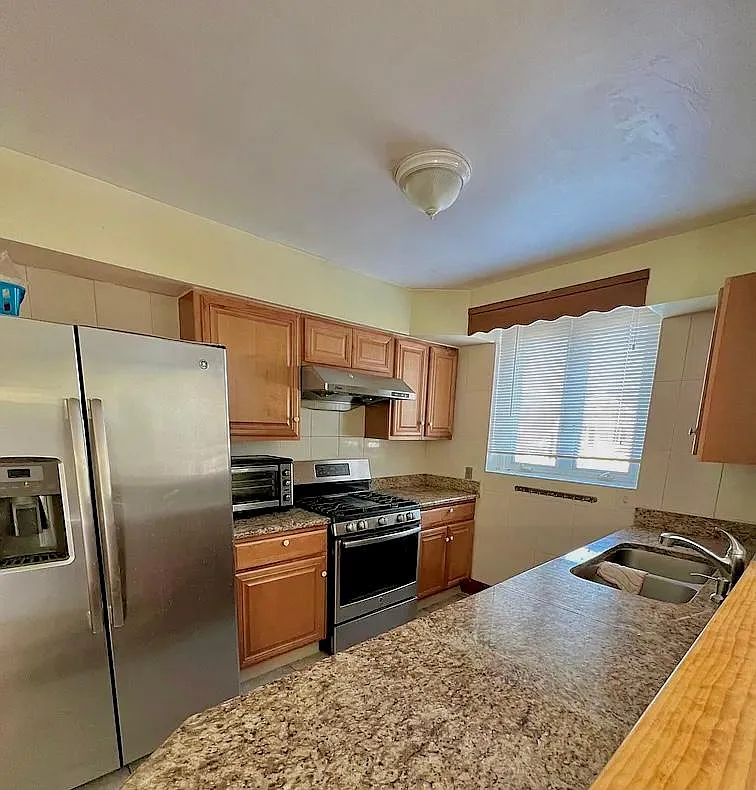 3 bed, 1025 sqft, $1,800 — Photo 3