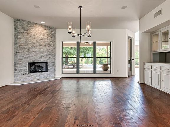 4th image of 5422 Cole Ln