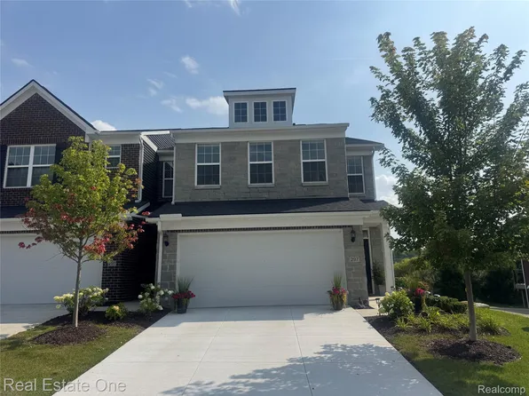 297 Strawberry Dr, Rochester Hills, MI 48307