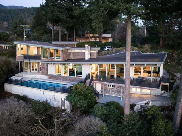 6235 Overstone Dr, West Vancouver, BC V7W 1X9